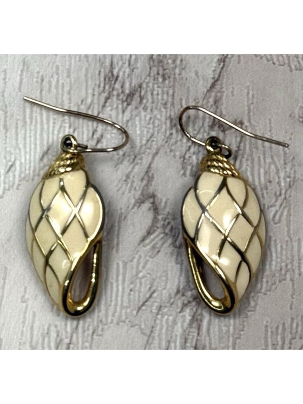 VTG TRIFARI 1.25" Goldtone & Ivory Enamel Shell Dangle Pierced EARRINGS Signed